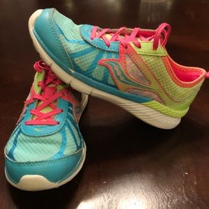 Like new saucony girls shoes
